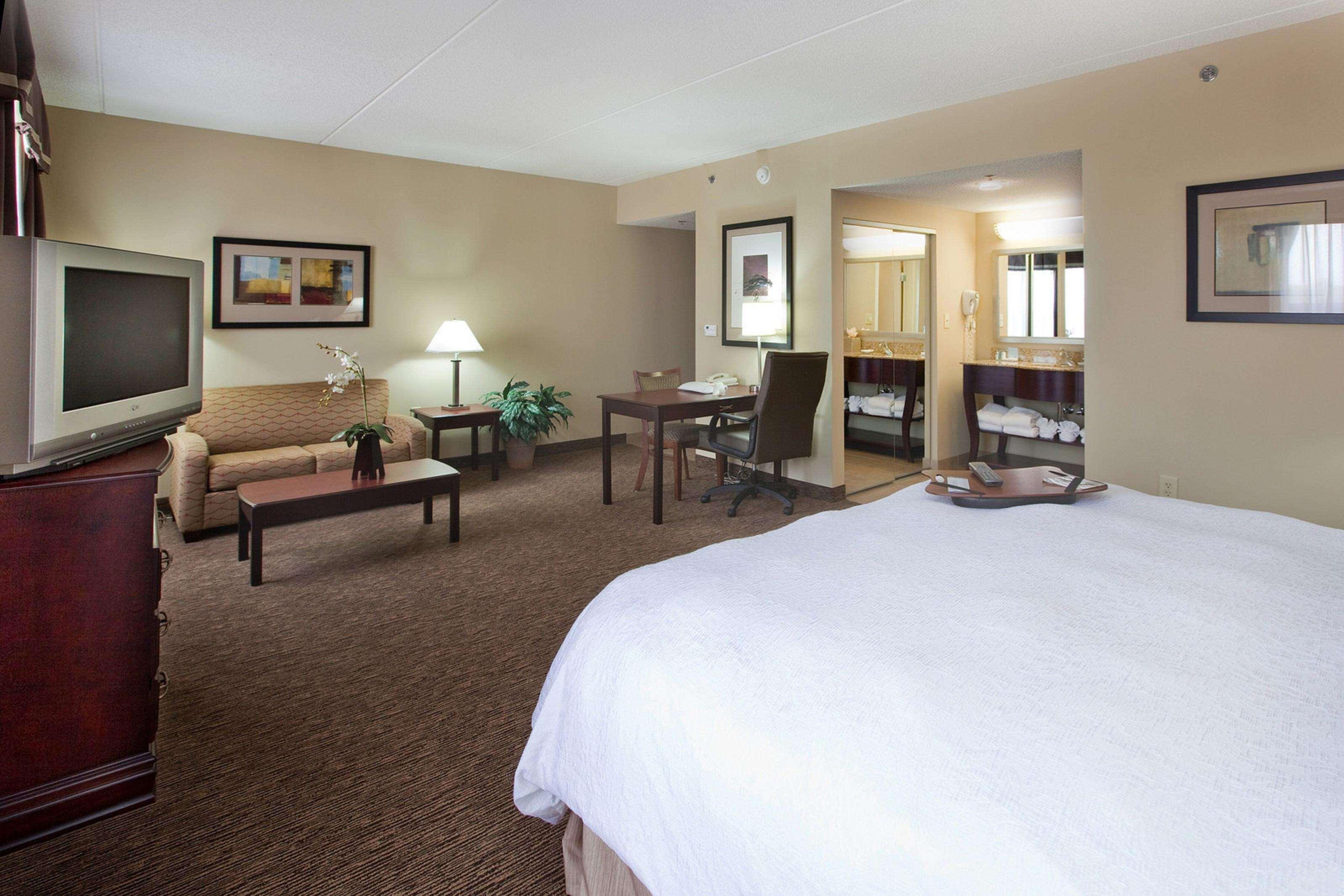 Hampton Inn & Suites Берлінгтон Номер фото
