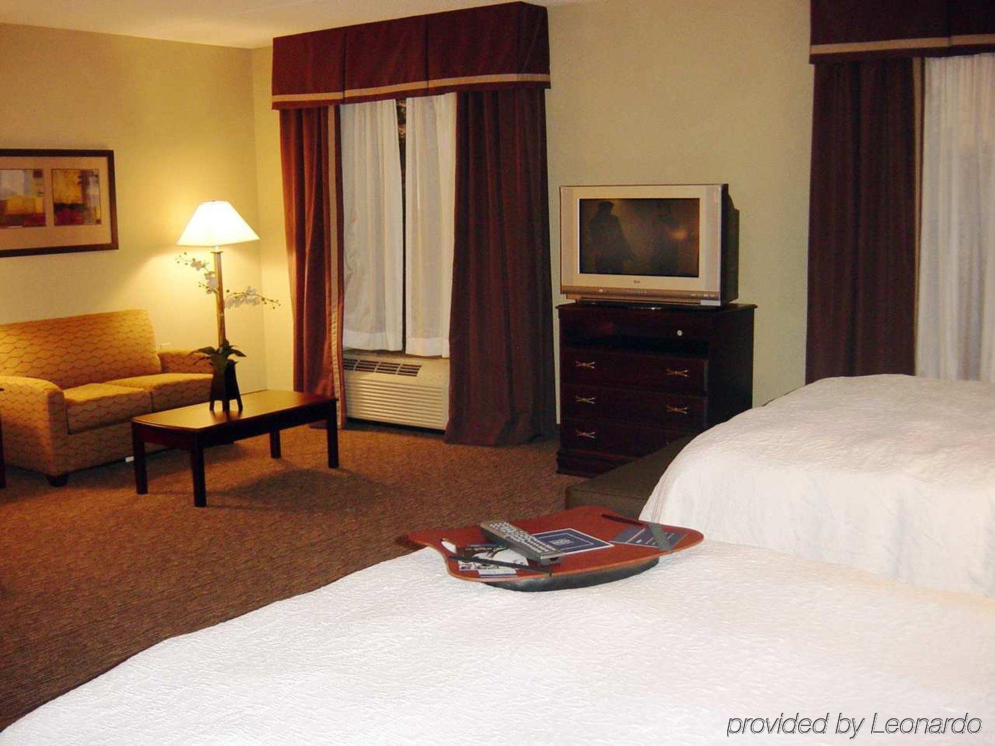 Hampton Inn & Suites Берлінгтон Номер фото