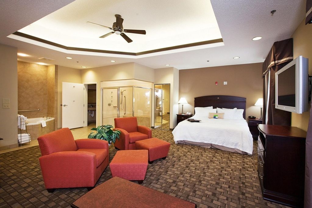 Hampton Inn & Suites Берлінгтон Номер фото