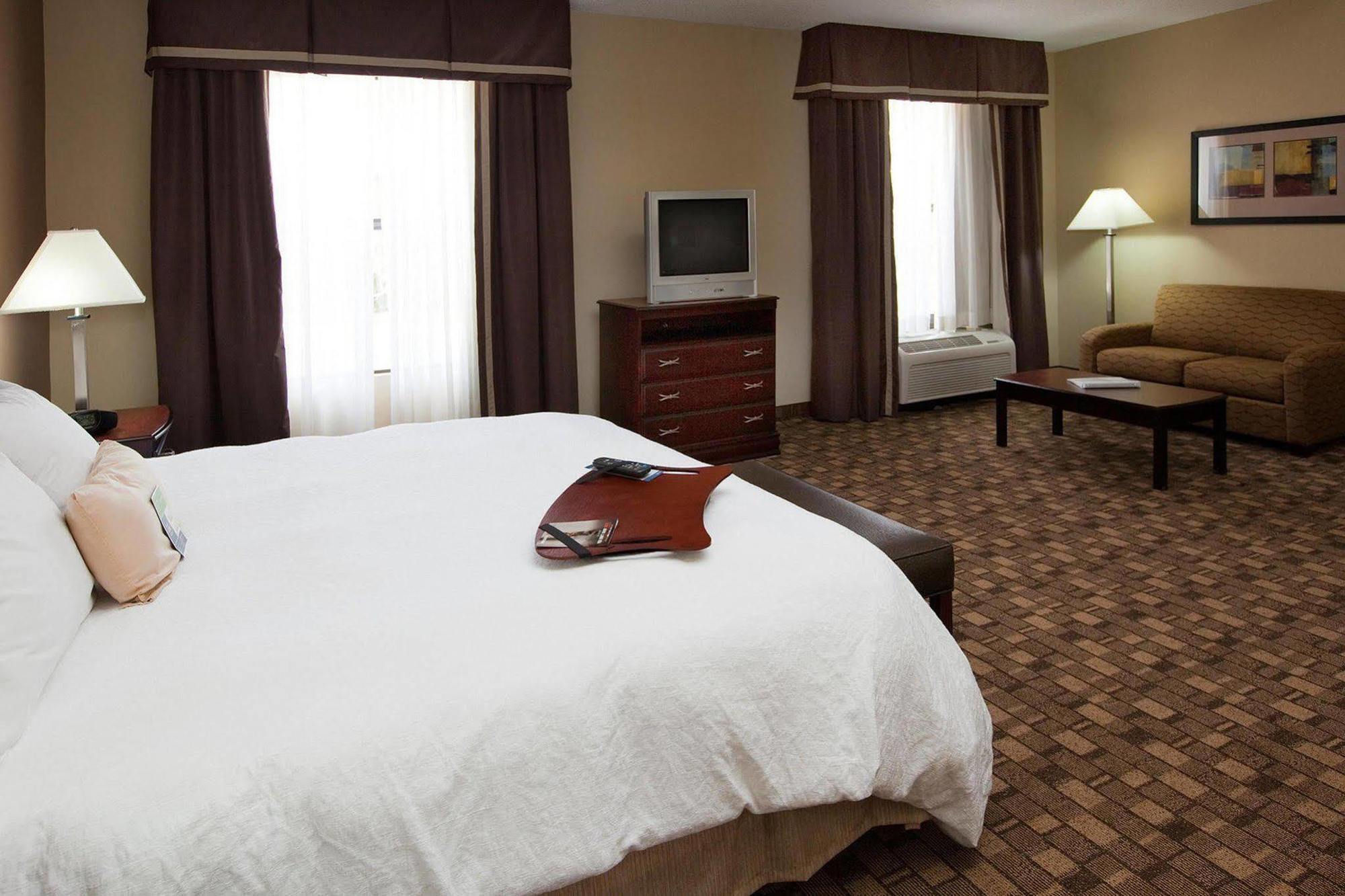 Hampton Inn & Suites Берлінгтон Номер фото
